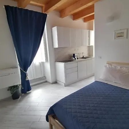 Domus Plano De Laczarulo 아시아롤리